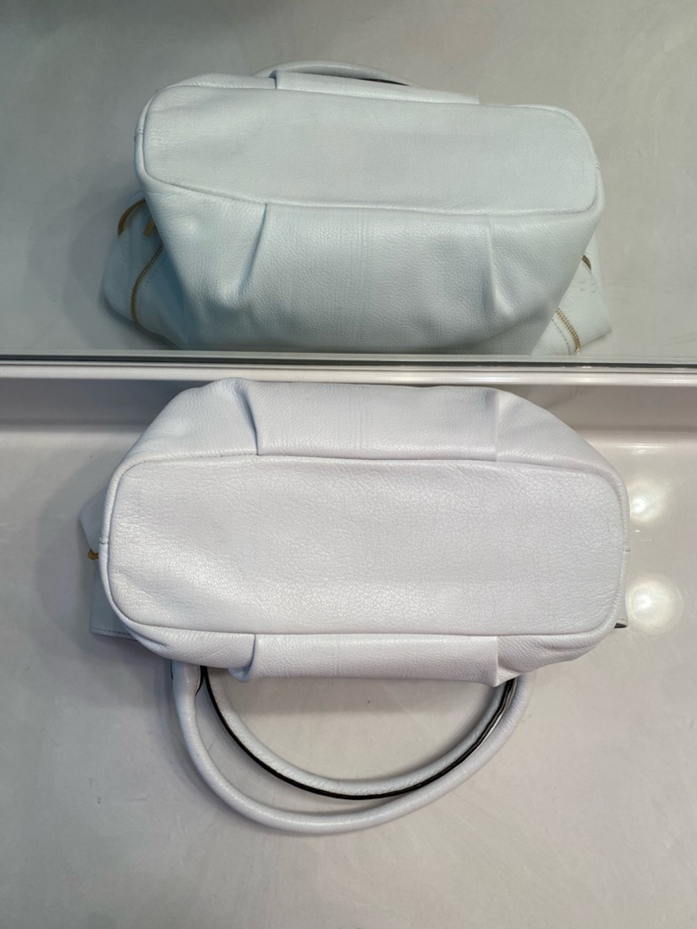 Michael Kors White Leather Shoulder Bag with Gold Hardware - Picture 4 of 8